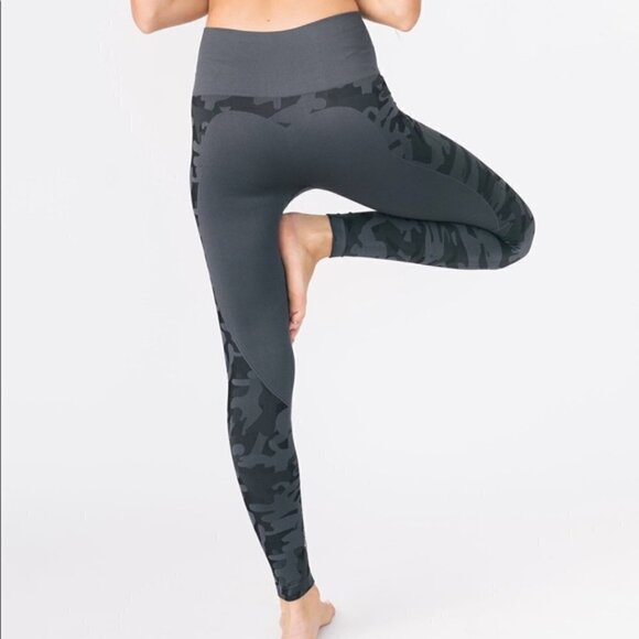 Zyia Gray Camo Performance Legging Medium - Picture 3 of 9